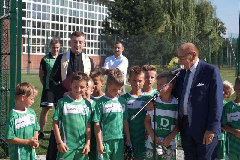 Prezydent Rzeszowa i młodzi piłkarze na uroczystości otwarcia boiska